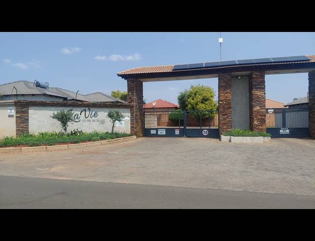 3 BEDROOM FREESTANDING FOR SALE IN DENNEOORD